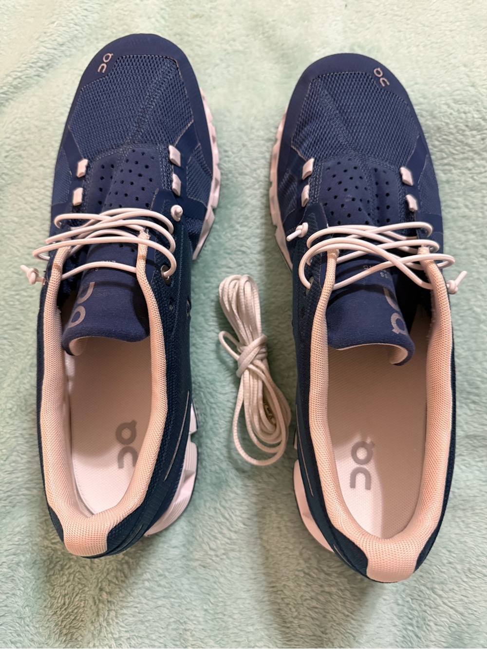 On Cloud 6 Women's Sneaker in Navy and white - women’s size 11 - Picture 7 of 11